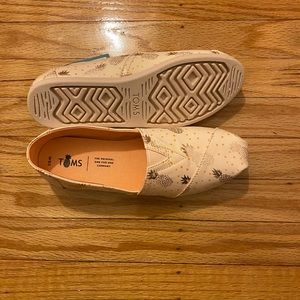 Beautiful gold pineapple peach Toms